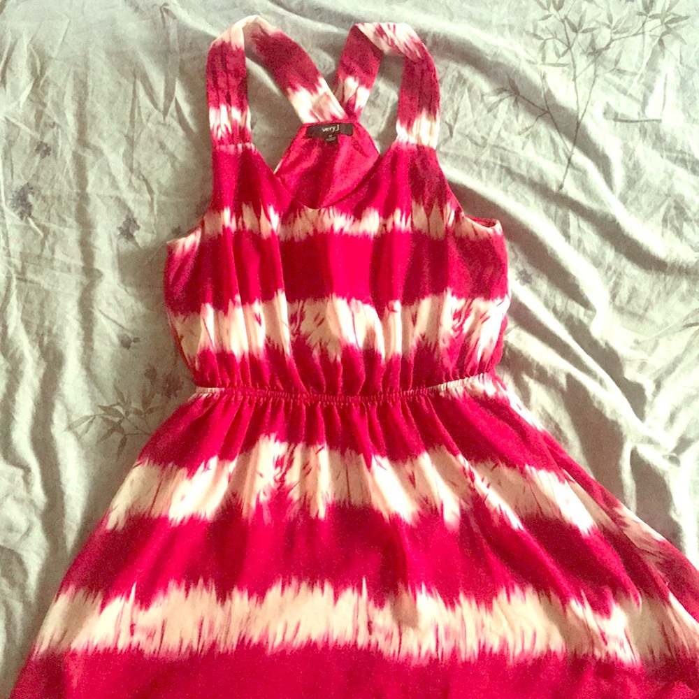 Flowy summer dress. Magenta and white. Size M.